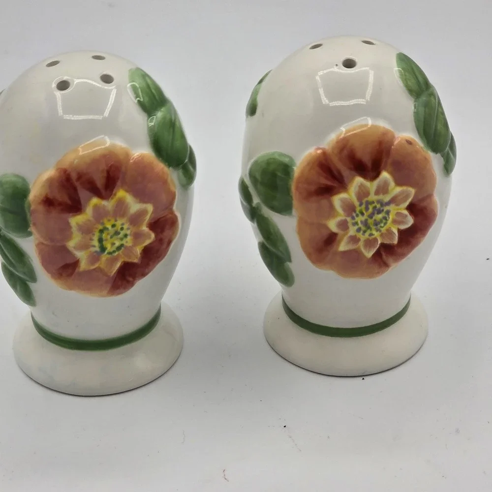Pfaltzgraff Floral Salt & Pepper Shaker Set Ceramic Embossed Flowers Set‎ of 2